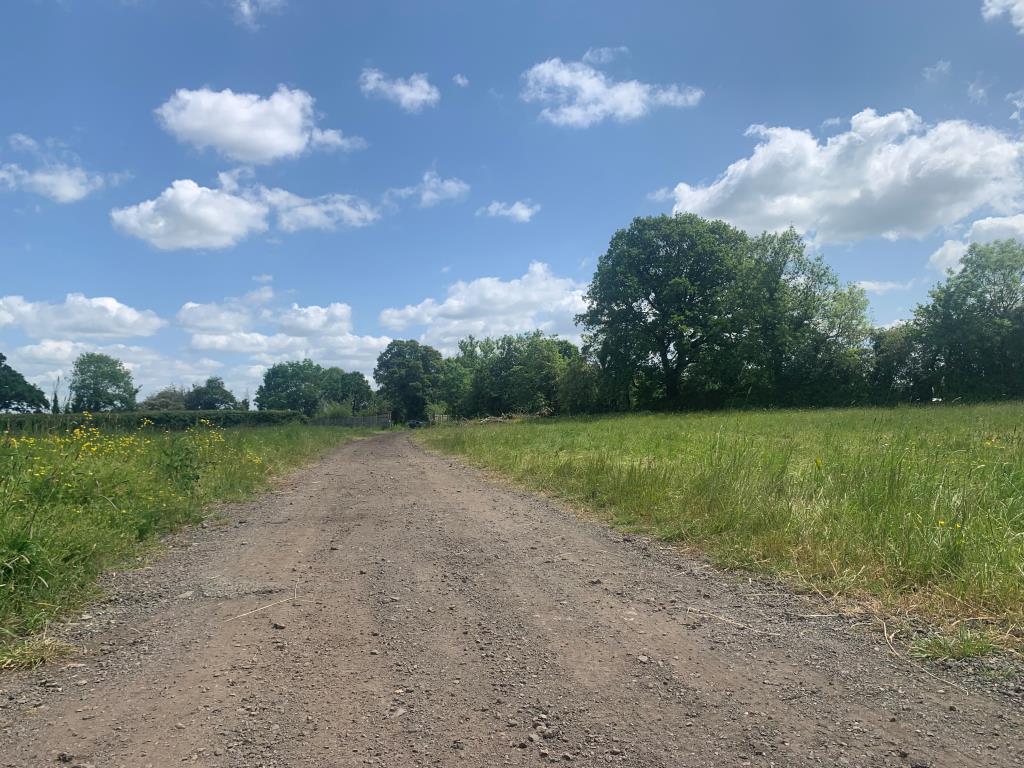 Lot: 129 - LAND FOR TRAVELLER OCCUPATION WITH PLANNING FOR TRAVELLER AND TOURER PITCHES, DAY ROOM AND STABLES - General view of land